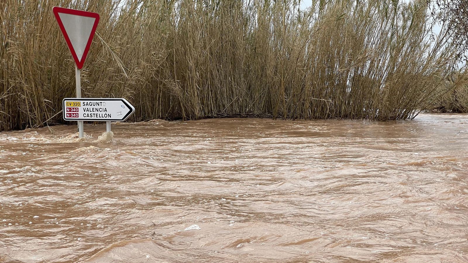 Una carretera pròxima a la mar, en el terme de Canet d'en Berengues, negada per l'aigua