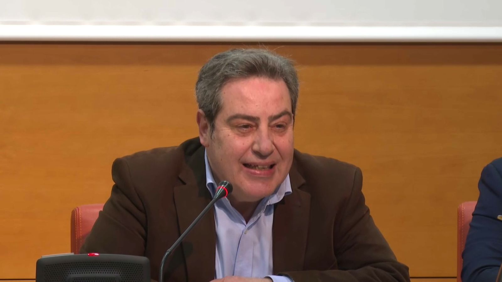 En vídeo, el resum de la controvèrsia a la junta de síndics i, en imatge, el portaveu de Vox, José Maria Llanos