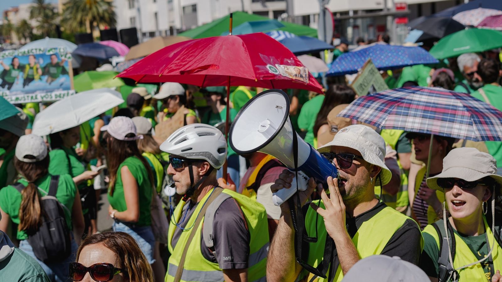 Protesta dels docents fora de les dependències de la Conselleria d'Educació, este dilluns