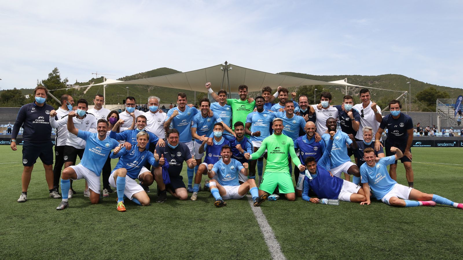 Els jugadors i cos tècnic de l'Eivissa celebra l'ascens a Segona