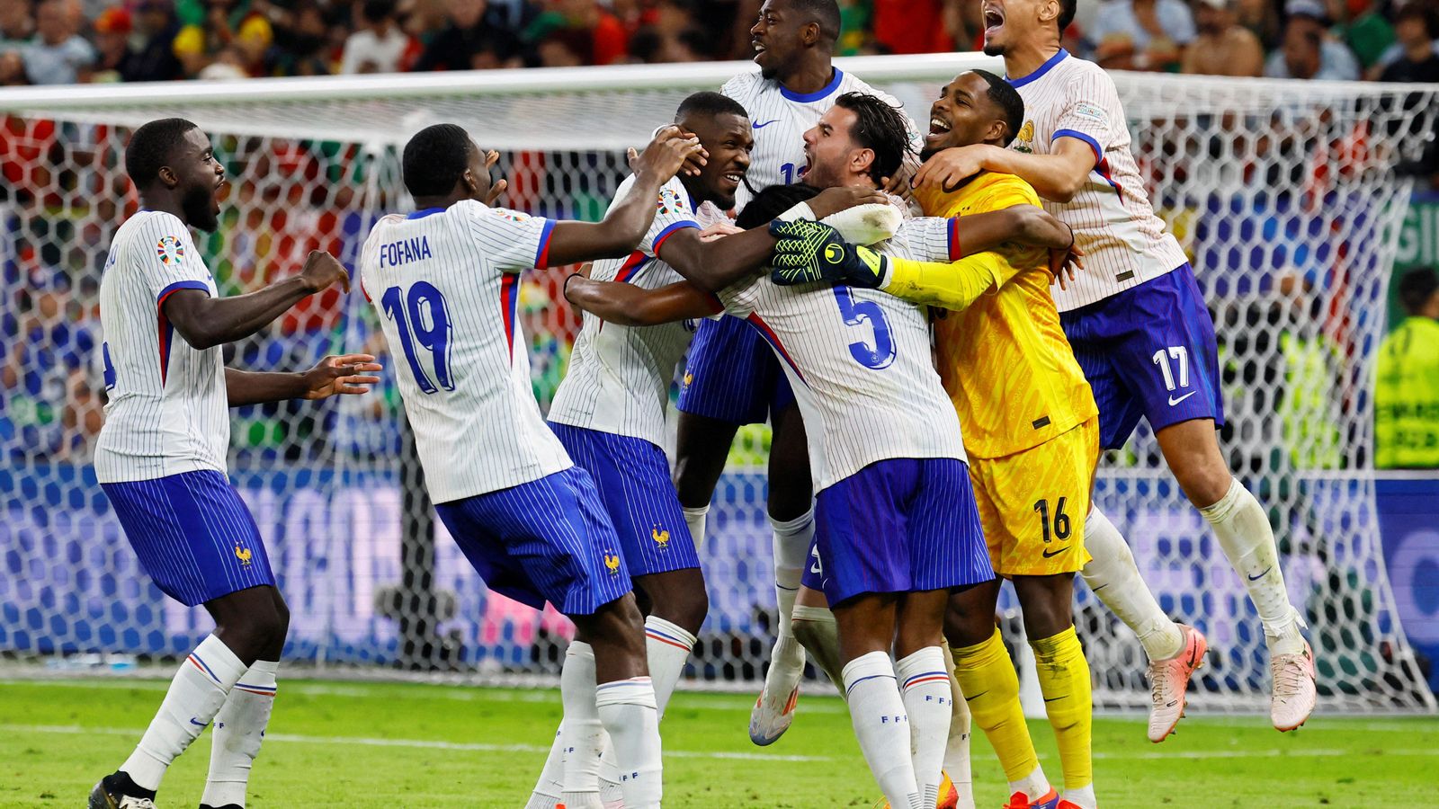 Els futbolistes de la selecció francesa celebren la seua classificació per a les semifinals de l'Eurocopa després de guanyar Portugal