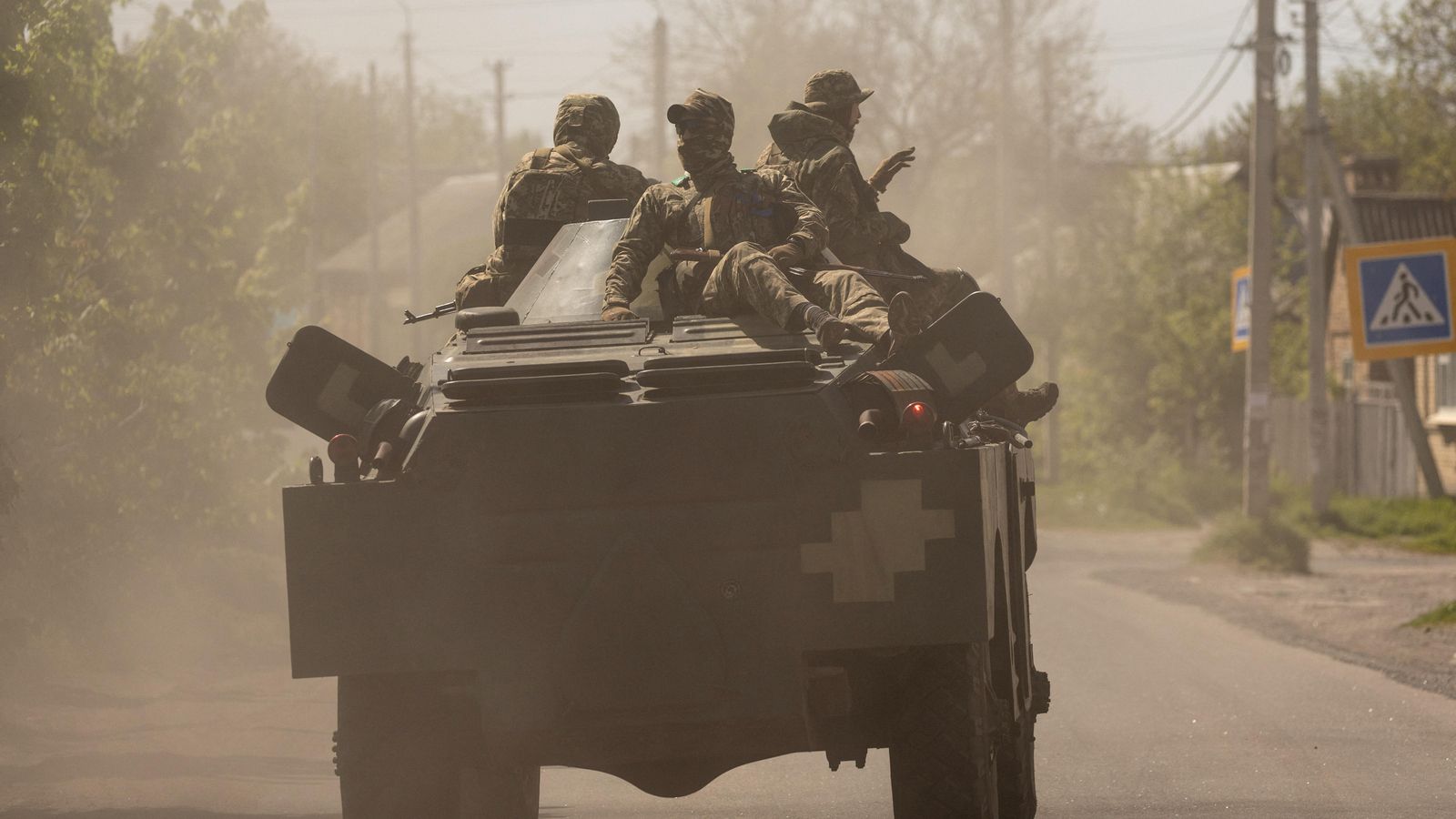 Soldats ucraïnesos viatgen en un vehicle blindat en Bakhmut, regió de Donetsk, Ucraïna / Jorge Silva (Reuters)