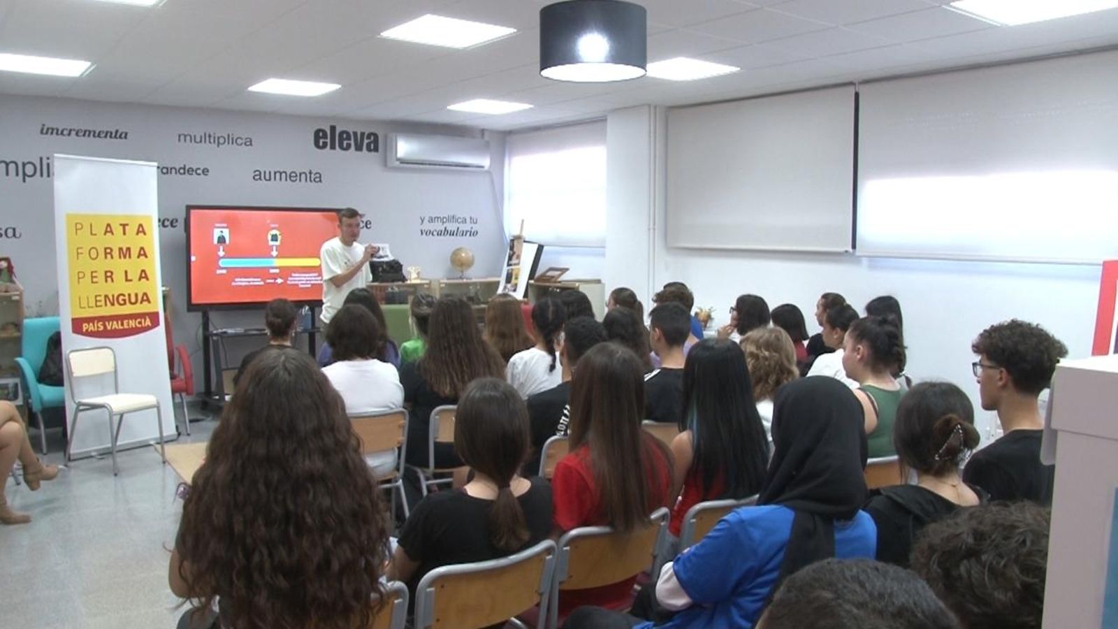 Taller de Twitch i pòdcast en valencià impartit a l'IES Macià Abela de Crevillent