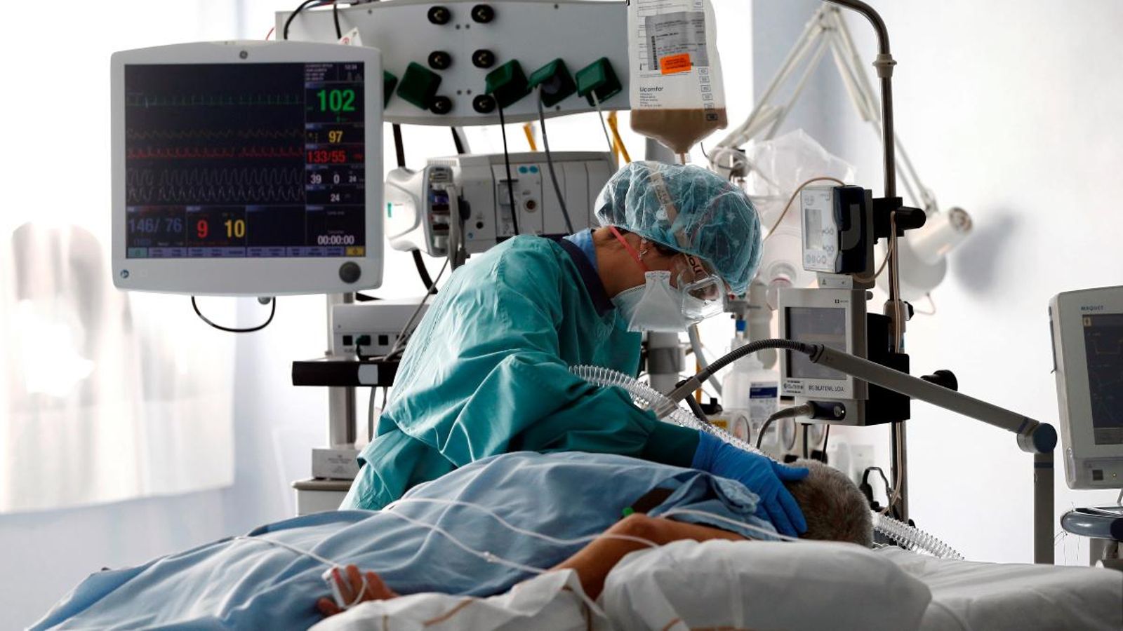 Una infermera atén un pacient en l'UCI