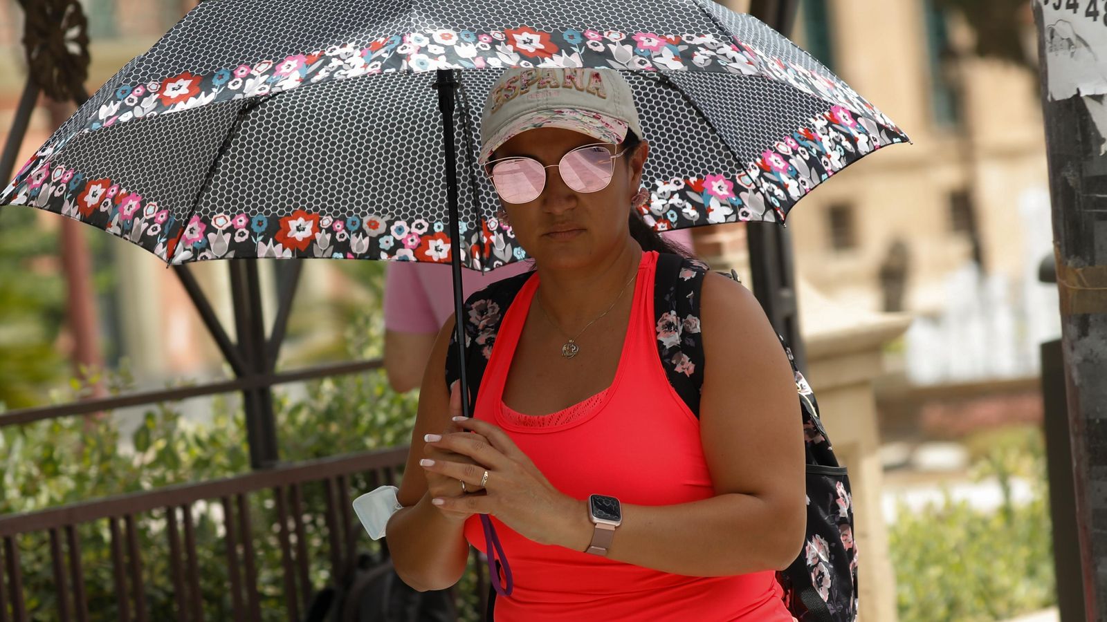 Una dona utilitza un paraigües per a protegir-se del sol, en una imatge d'arxiu