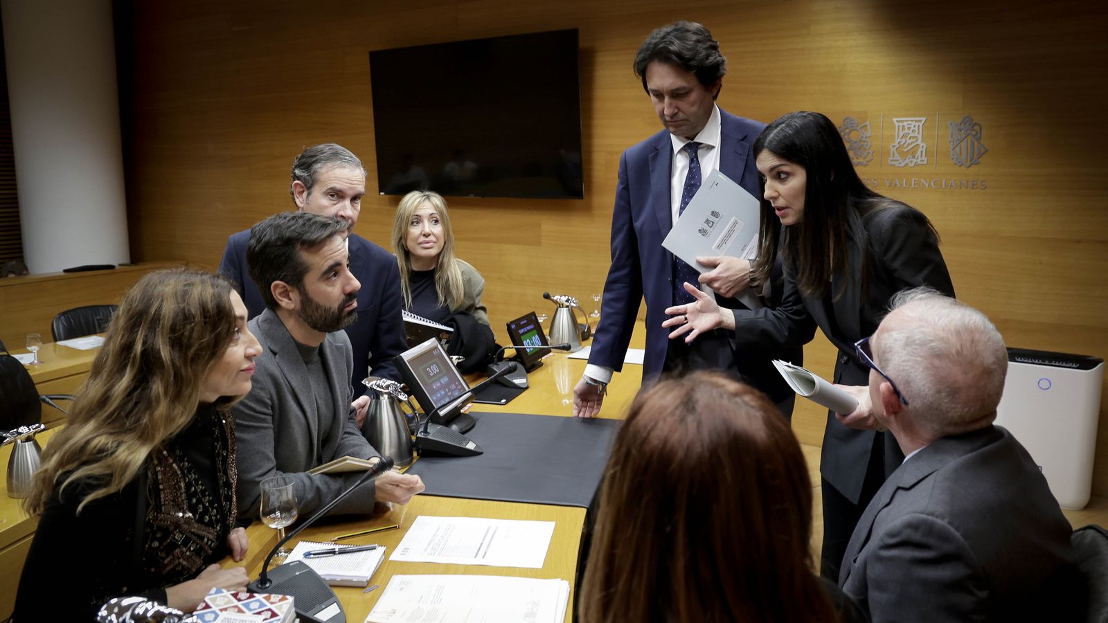 Els membres de la comissió debaten després de la constitució