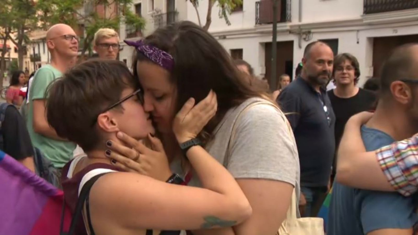 Dues participants en la besada contra la LGBTfòbia que va tindre lloc a Patraix el 26 de juny