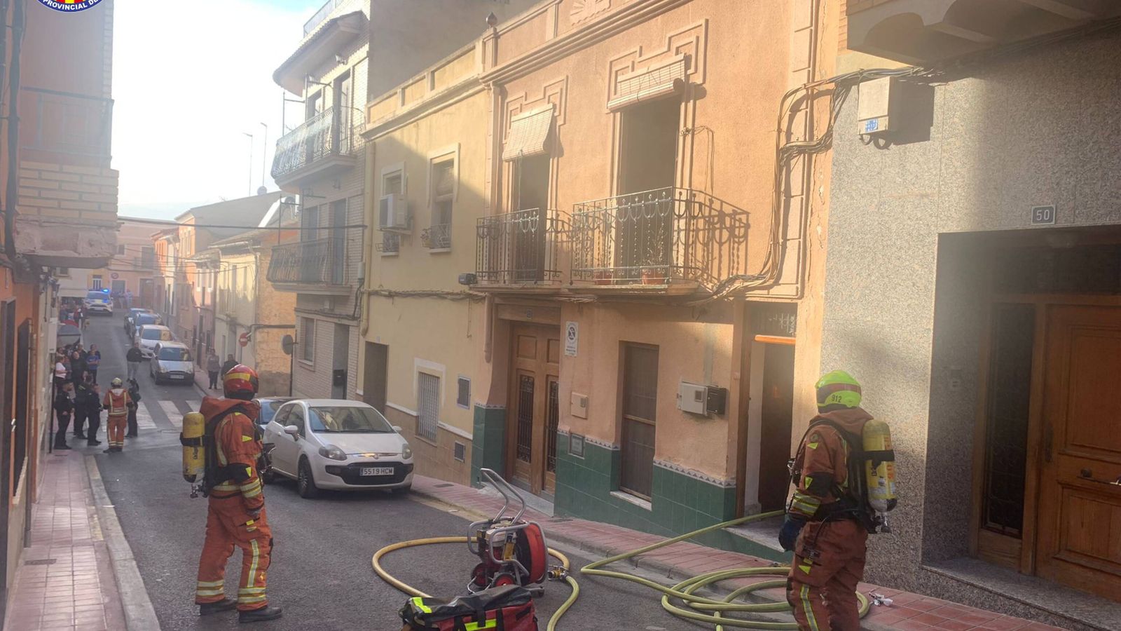 Bombers al lloc de l'incendi, aquest dijous