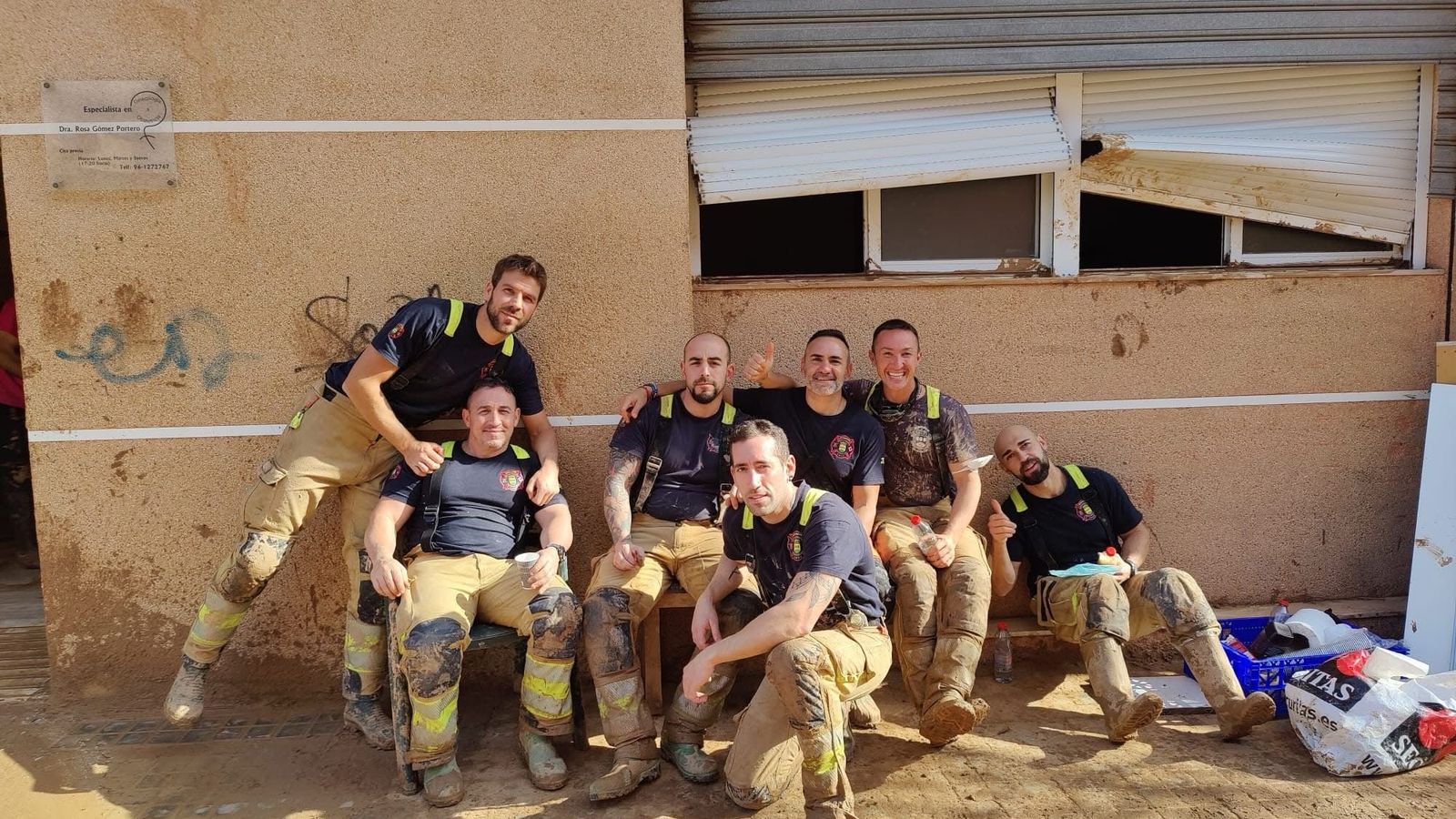 Jesús, de 34 anys és el tercer per l'esquerra, assegut a la cadira