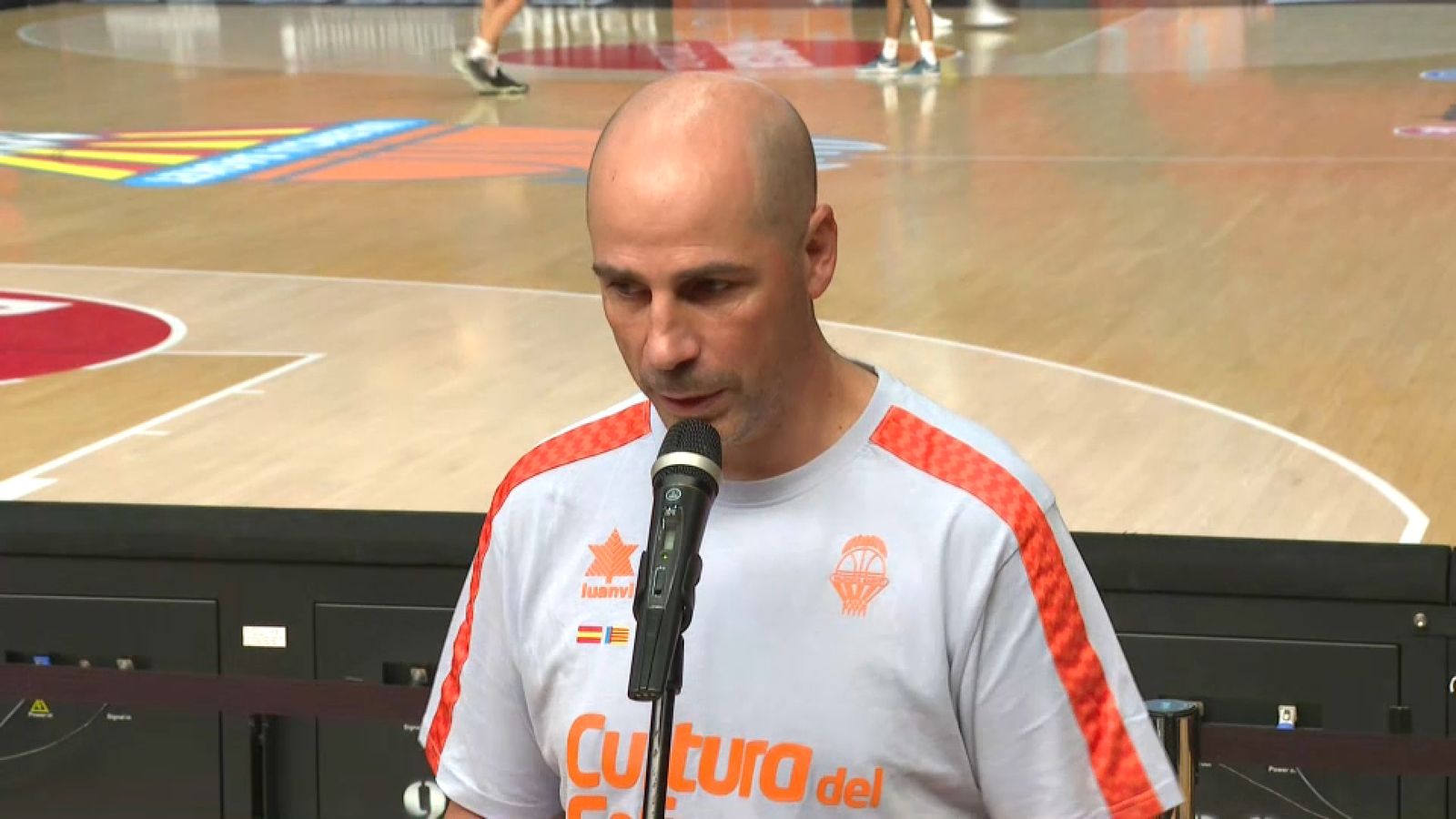 L'entrenador del València Basket, Joan Peñarroya