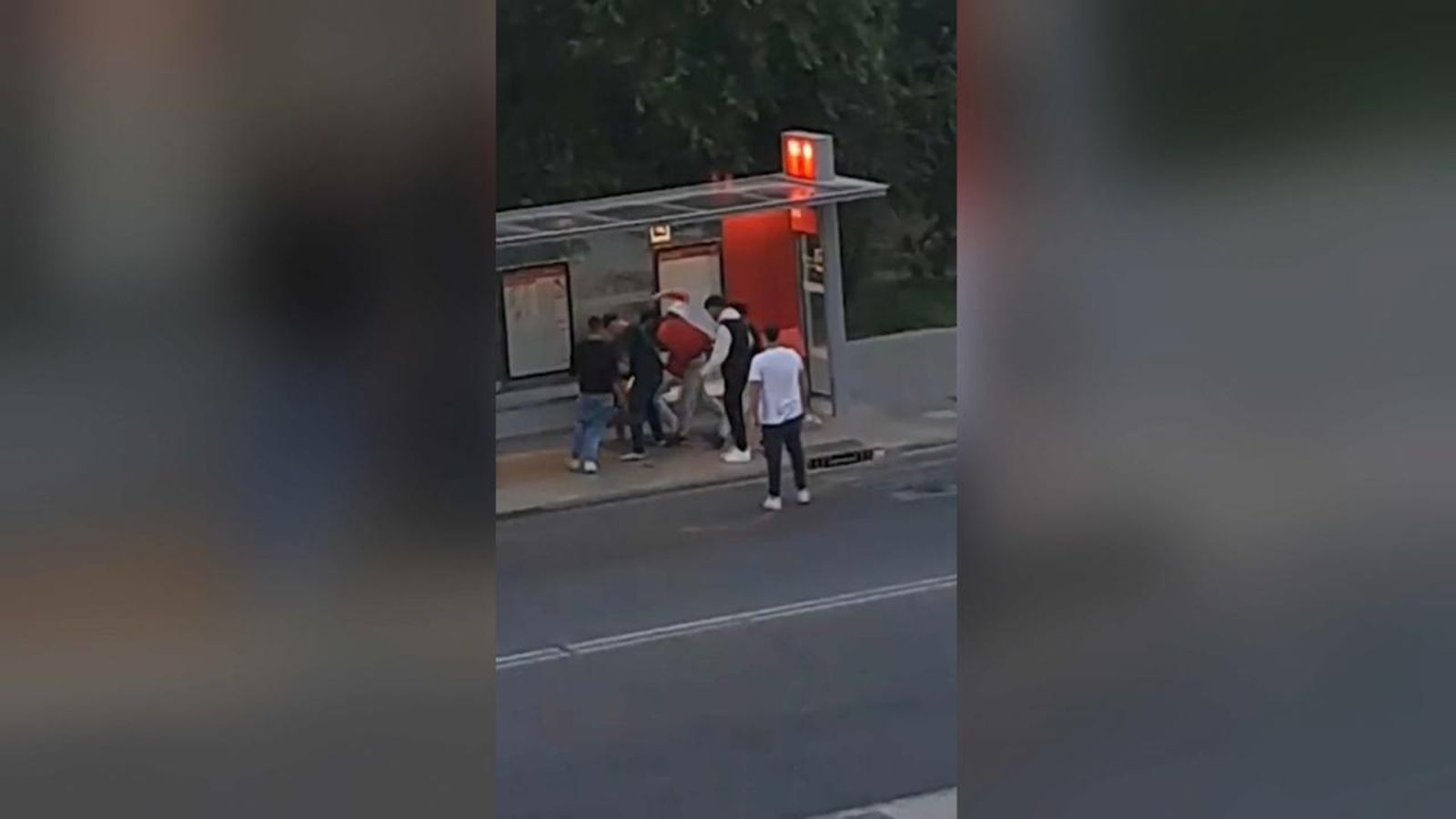 Sis joves n'apallissen un altre a la zona de la Creu Coberta, a València