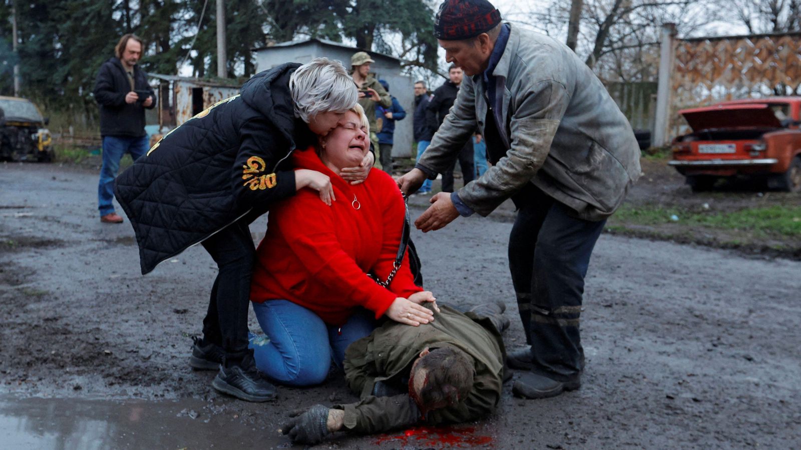 Una dona plora la mort del marit en un bombardeig ucraïnés a la regió de Donetsk, sota control rus