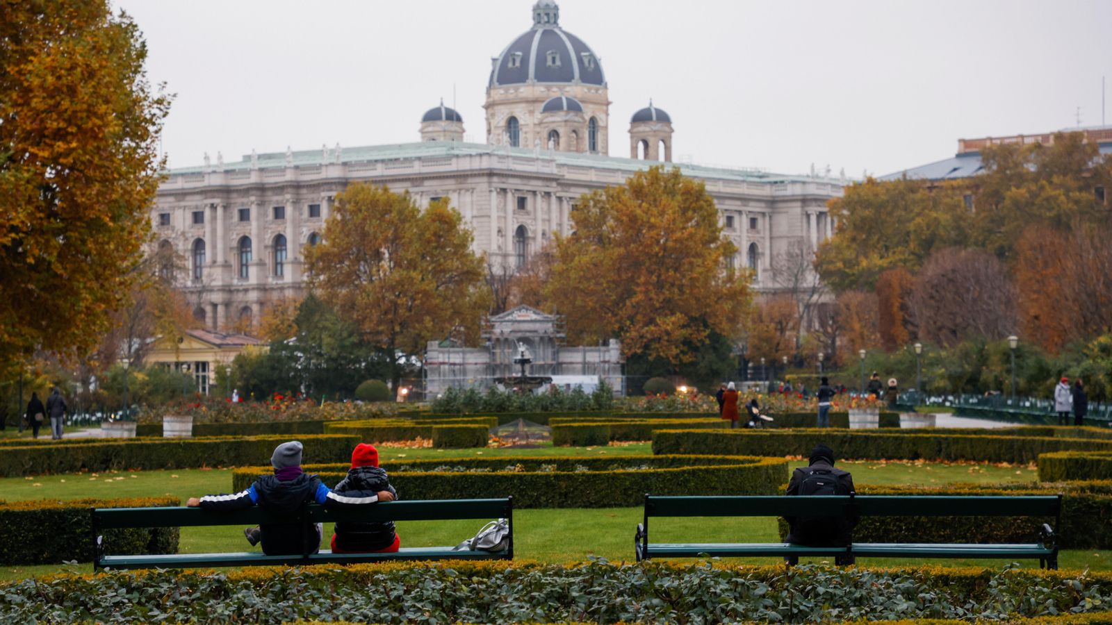 Gent descansant en un parc públic de Viena