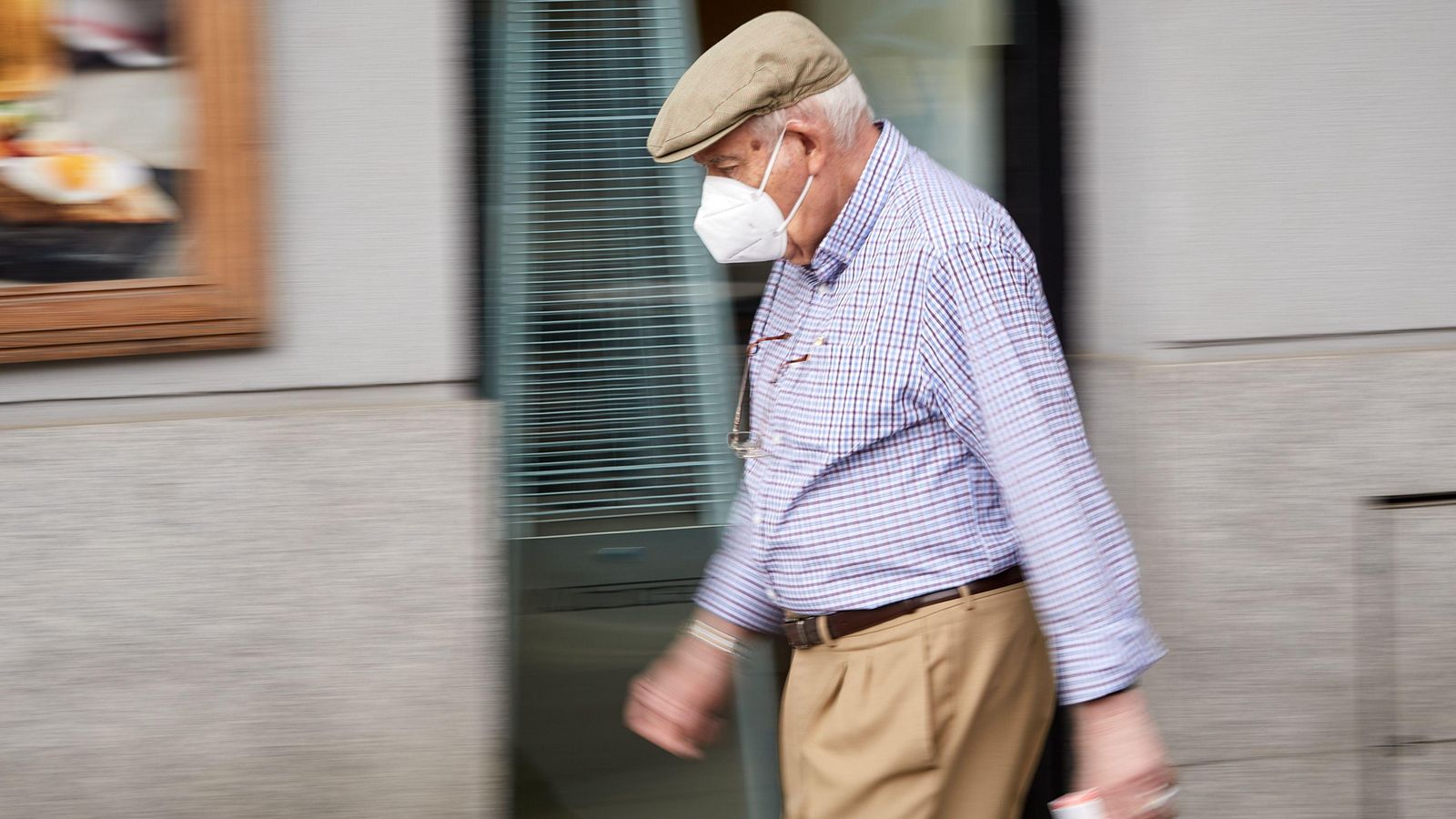 Una persona major passeja pel carrer, en una imatge d'arxiu La població major de 60 anys i les persones immunodeprimides continuen sent les més vulnerables, malgrat la millora de la situació epidemiològica