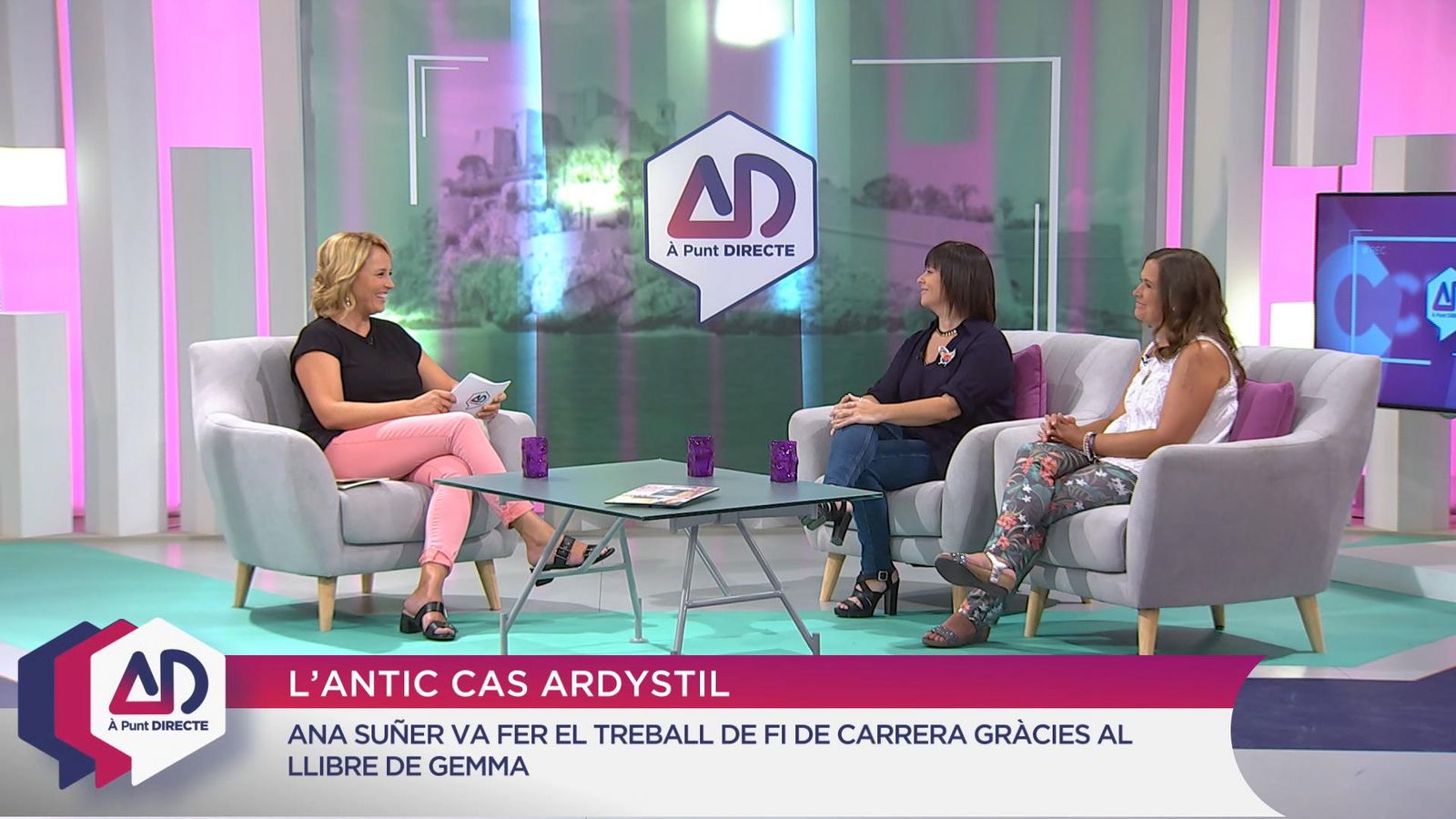 La presentadora d''À Punt Directe', Carolina Ferre, entrevista dues de les afectades