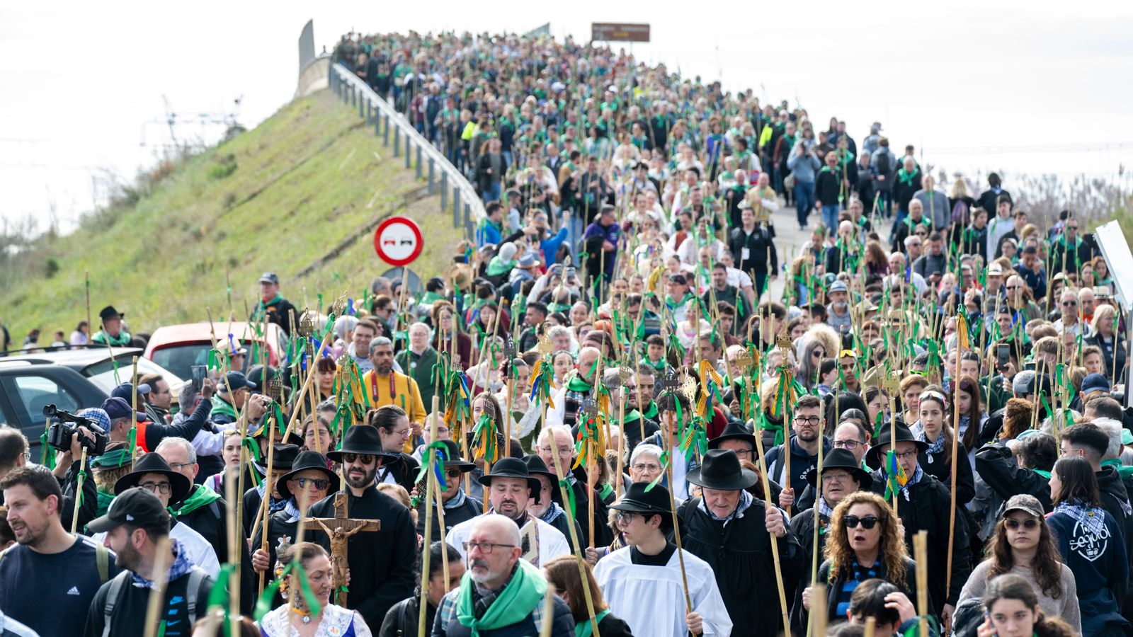 Romers i romeres en direcció a l'ermita de la Magdalena