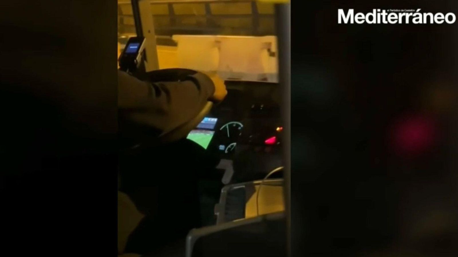 El conductor, amb el mòbil al costat del volant, mentre conduia pels carrers de Castelló de la Plana