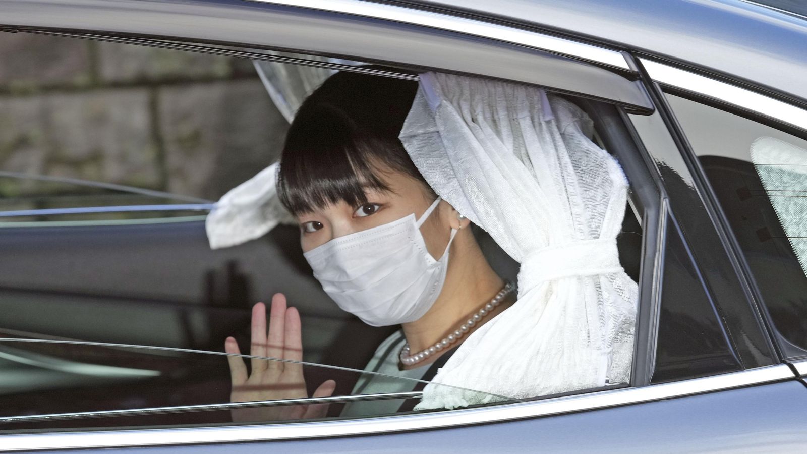 La princesa Mako ix del palau on resideix la família imperial nipona per a casar-se amb el plebeu Kei Komuro
