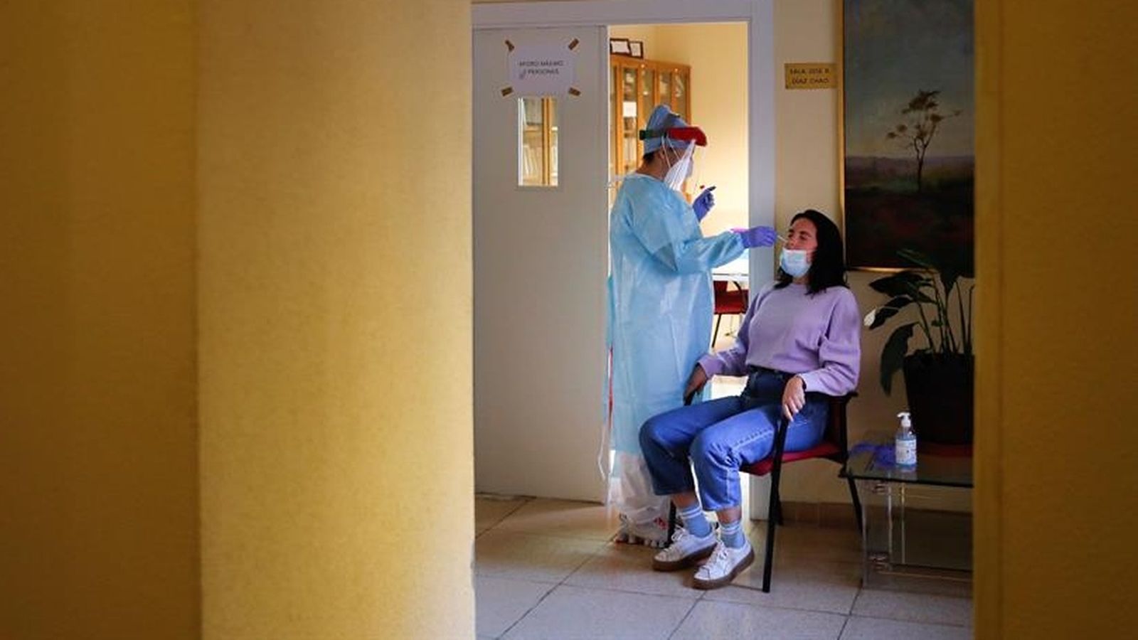 Una jove se sotmet a una prova PCR