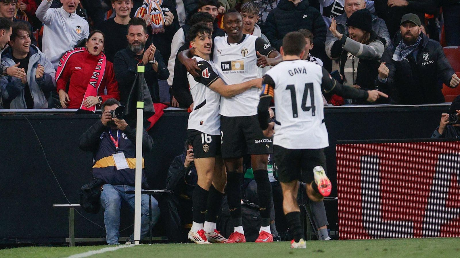 Els jugadors del València celebren un dels gols