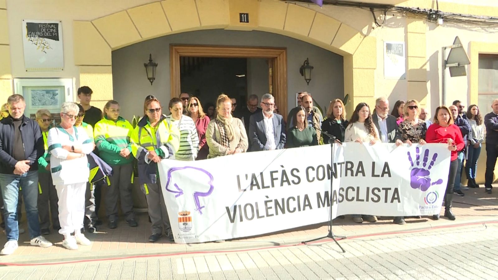 Concentració a l'Alfàs del Pi per a condemnar l'assassinat masclista de la seua veïna
