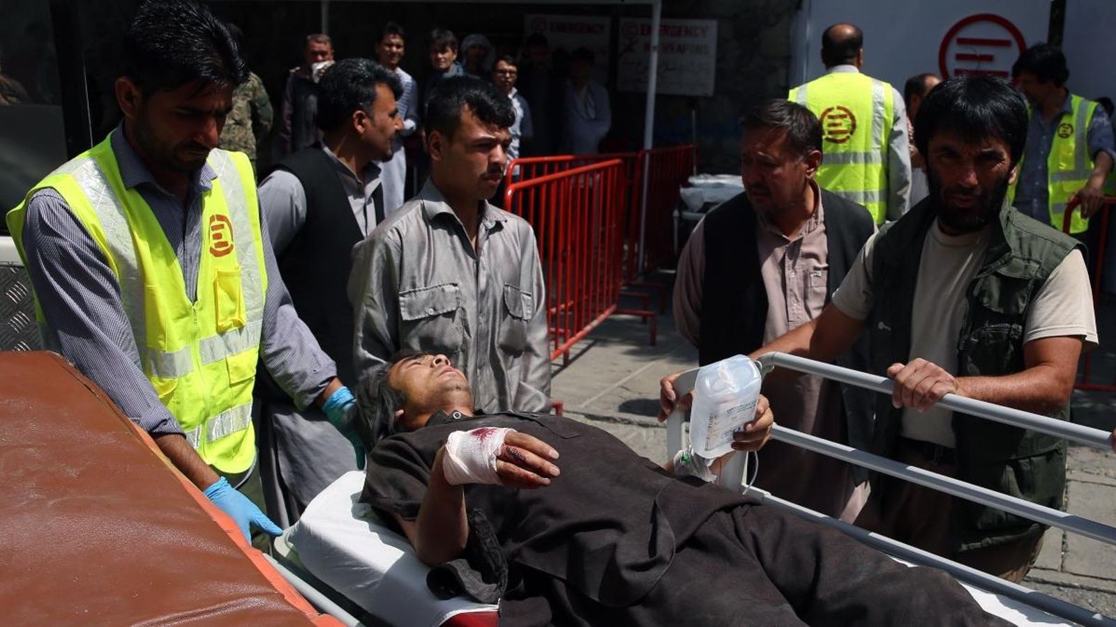 Treballadors de la salut transporten a un home ferit després de l'explosió d'una bomba