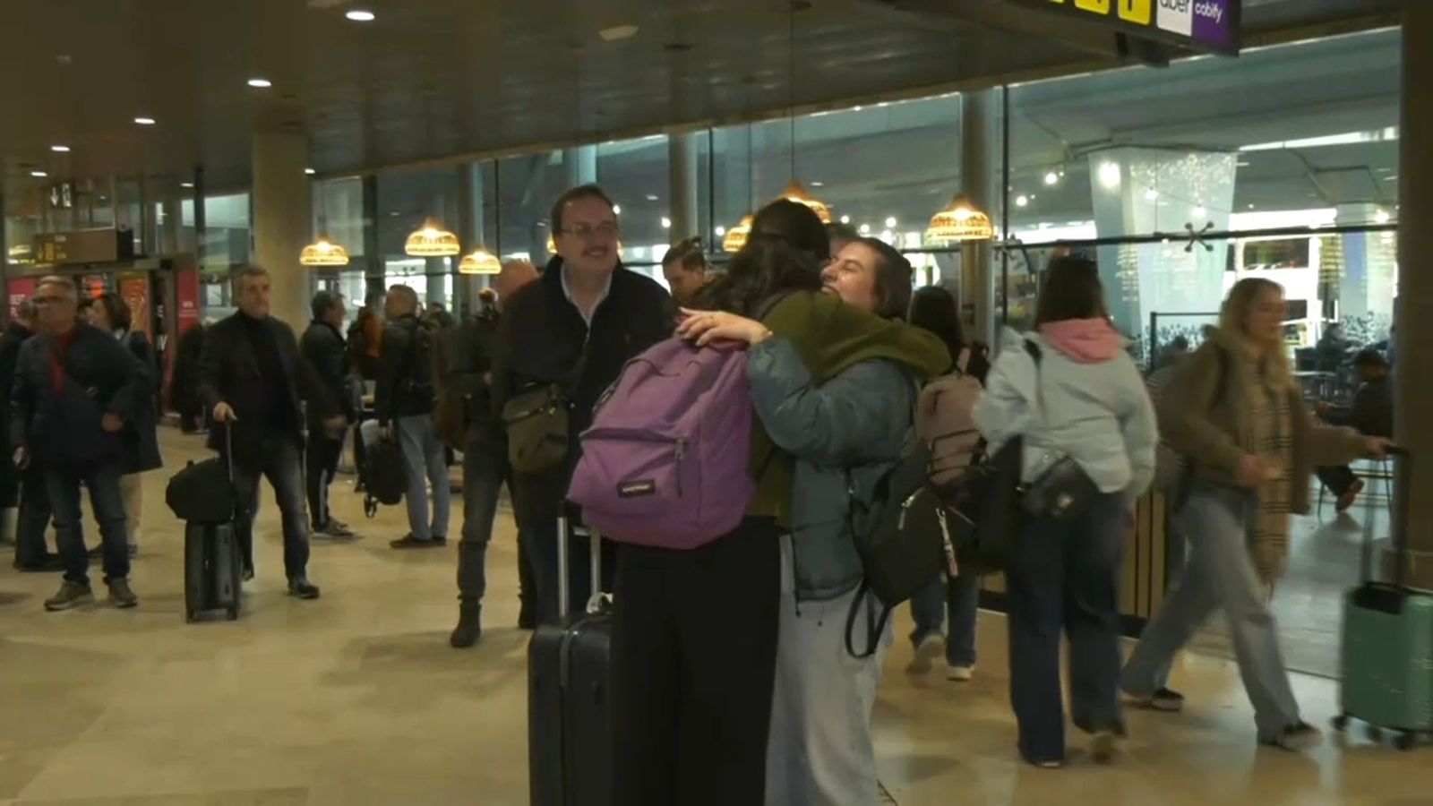 Este divendres és moment d'abraçadas a l'aeroport de València