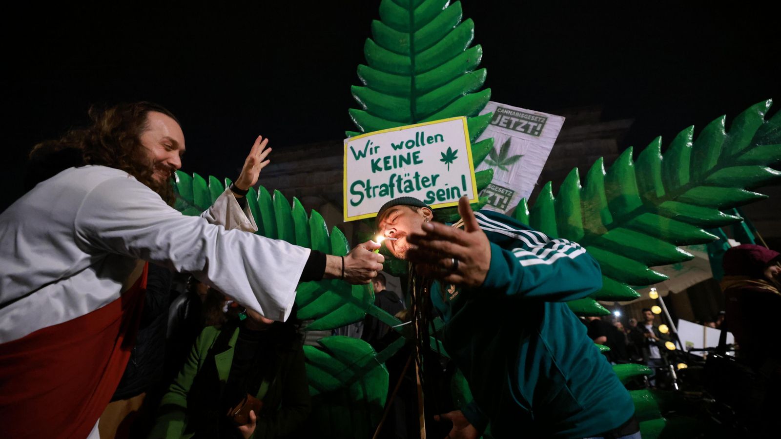 Un activista celebra la nova llei a la porta de Brandenburg de Belin