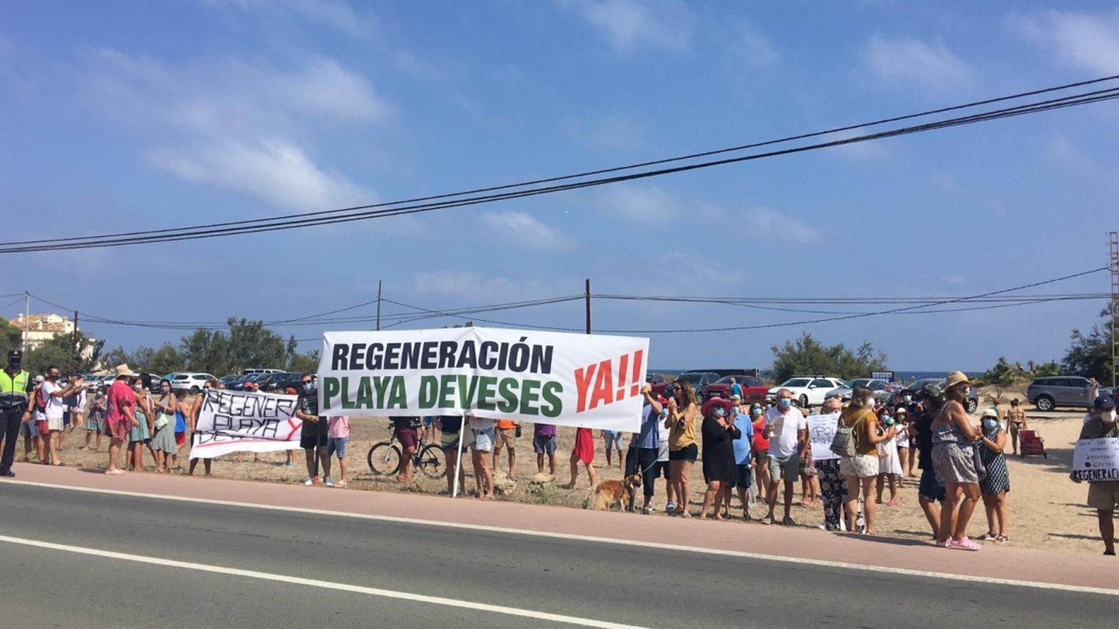 Concentració dels veïns i veïnes de la platja les Deveses, a Dénia