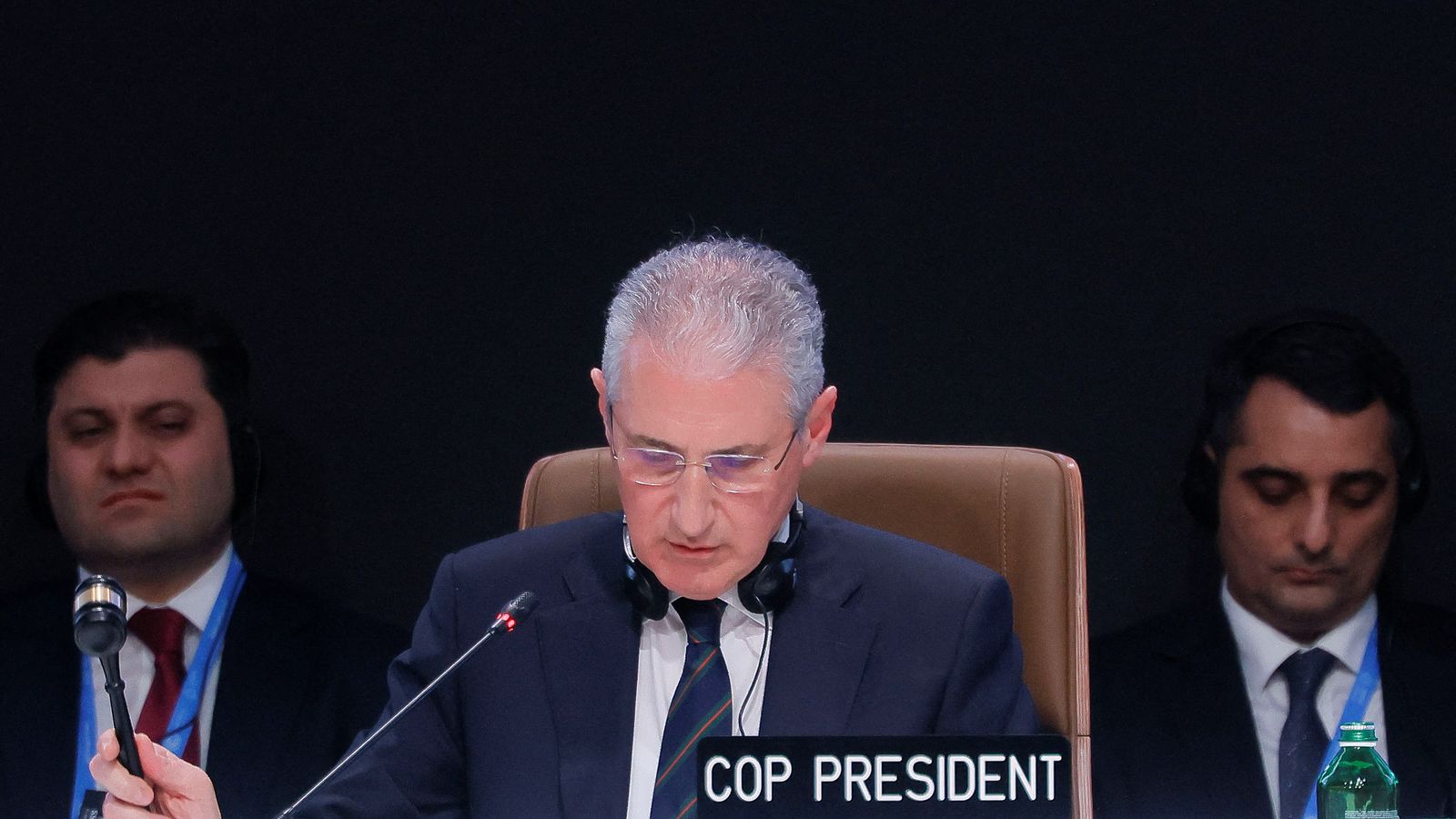 El president de la COP29, Mukhtar Babayev, baixa el martell després d'anunciar l'acord climàtic