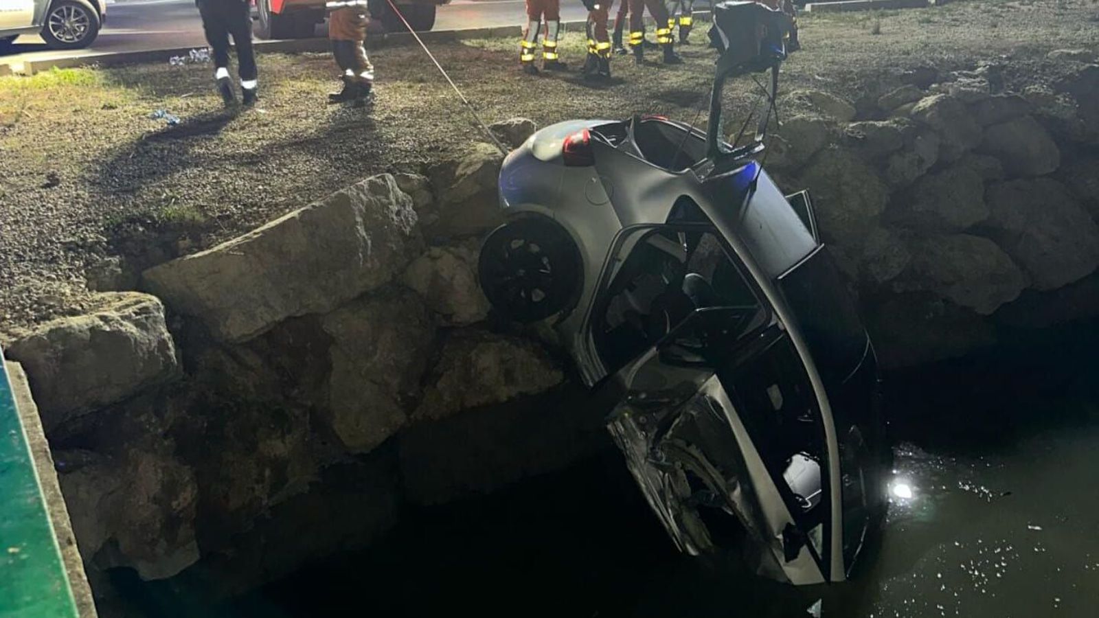 Cotxe que va caure a una séquia en la carretera del Far de Cullera