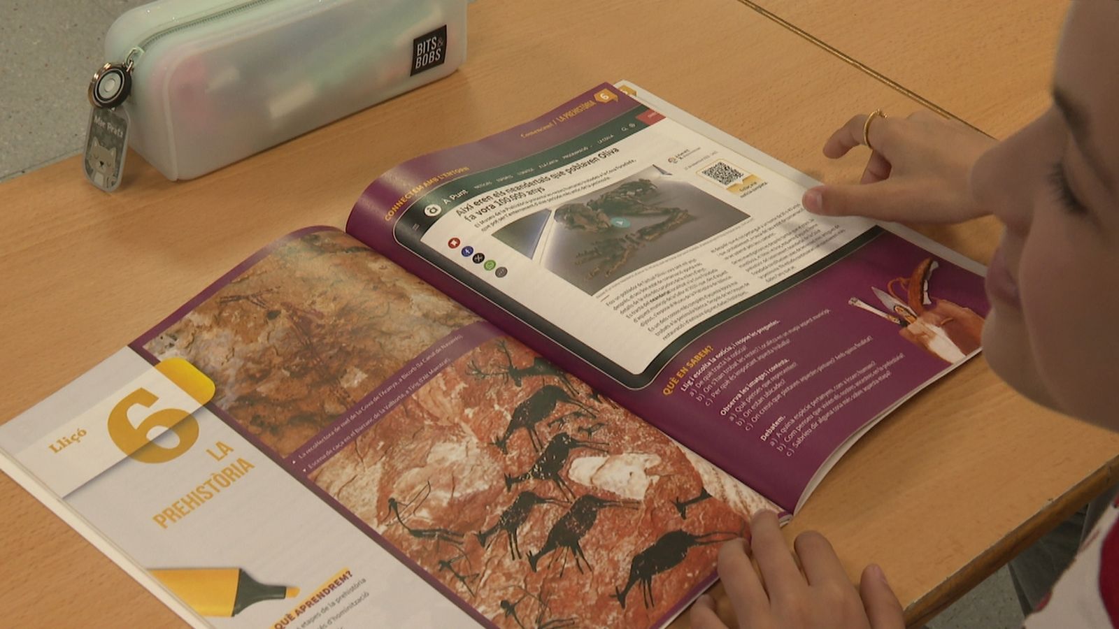 Exemplar dels nous llibres d'Andana amb continguts d'À Punt