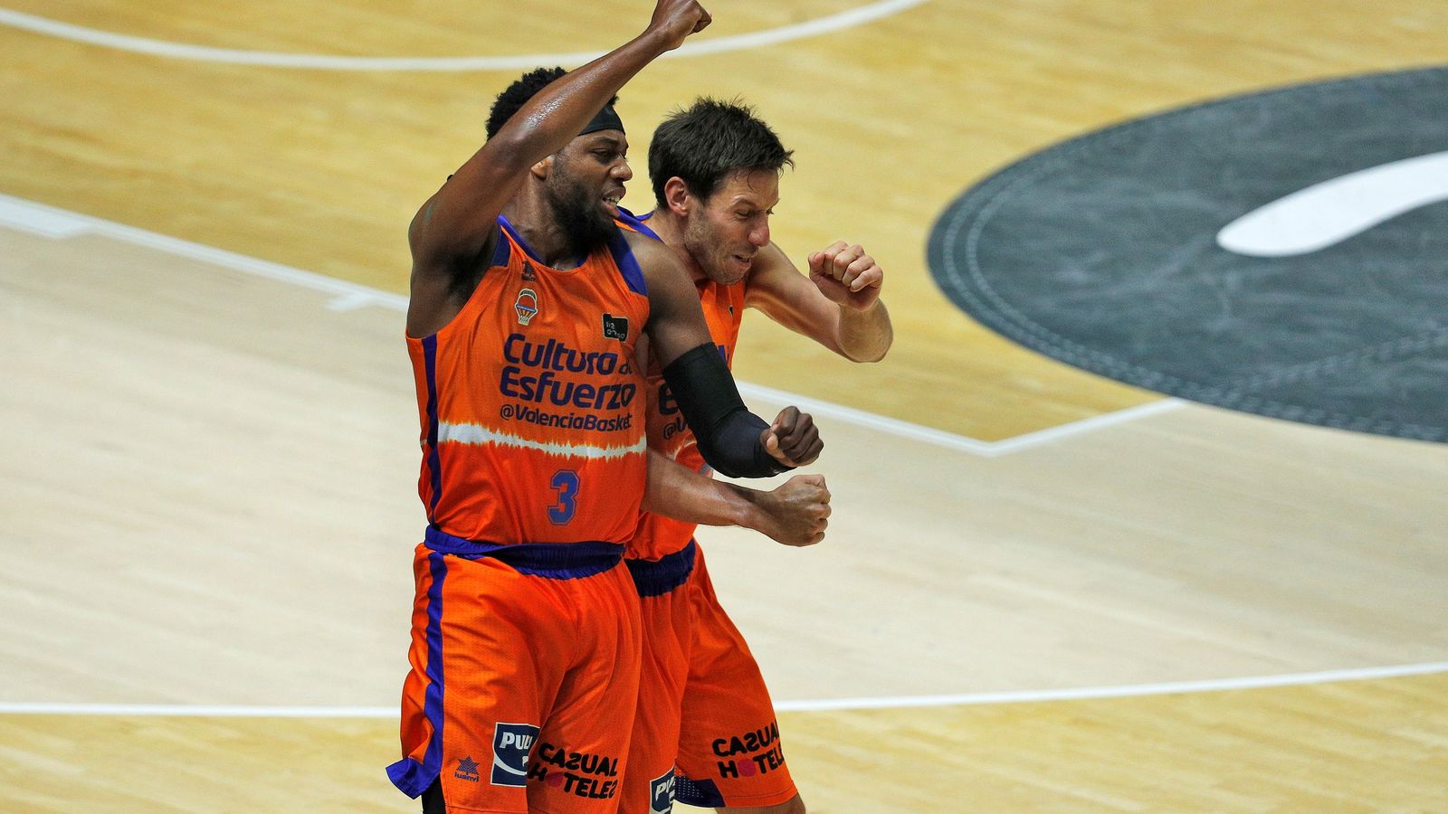 Alberto Abalde, defensat per Thaddus McFadden.