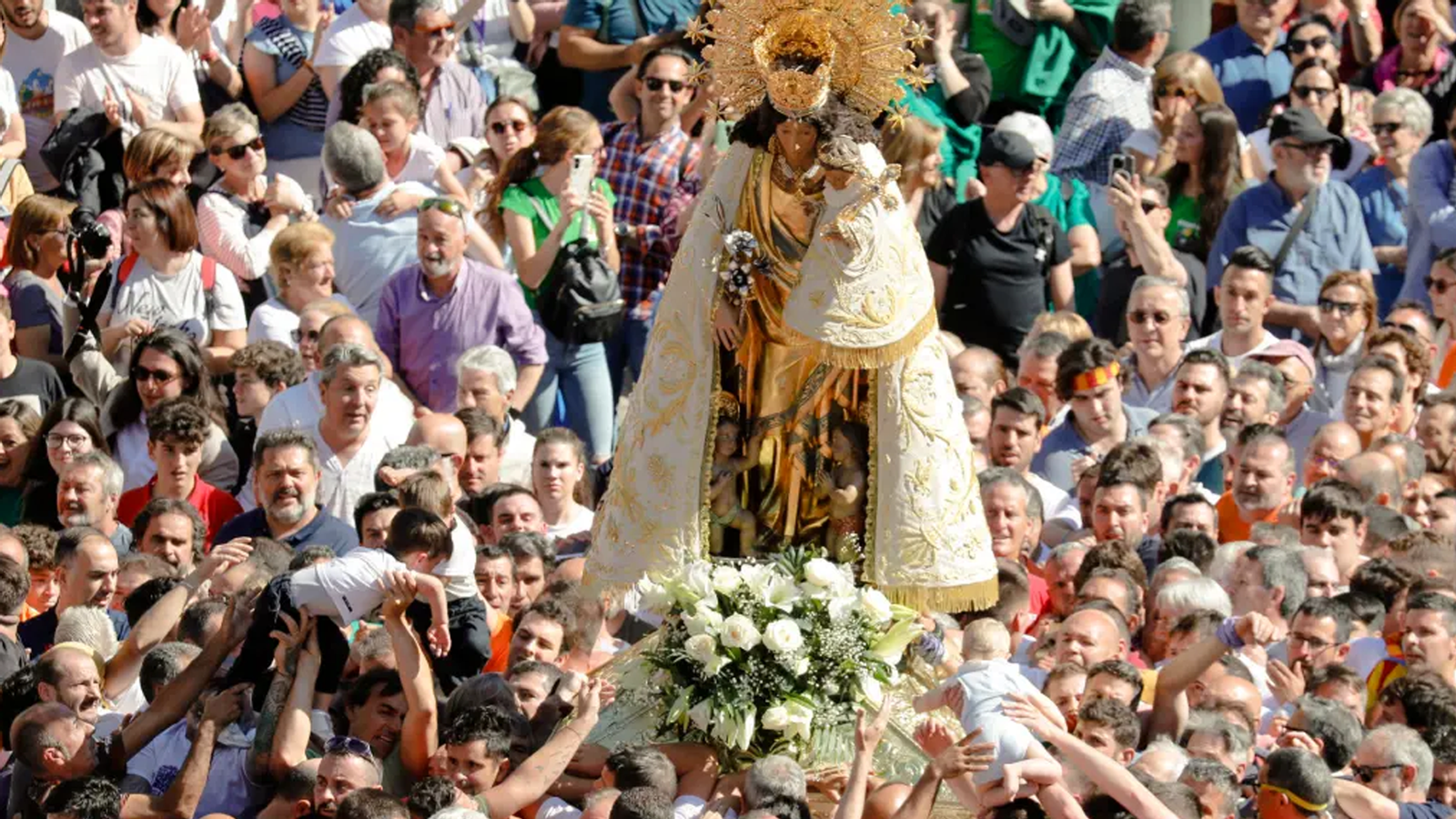 Milers de persones han participat en el trasllat de la Mare de Déu des de la basílica fins a la porta dels ferros de la catedral de València