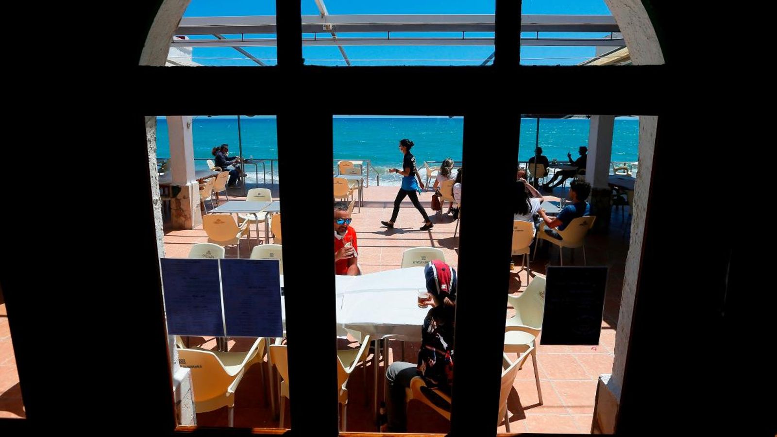 A partir de la fase 2 s'obrirà l'interior dels bars i restaurants al 40% de l'aforament