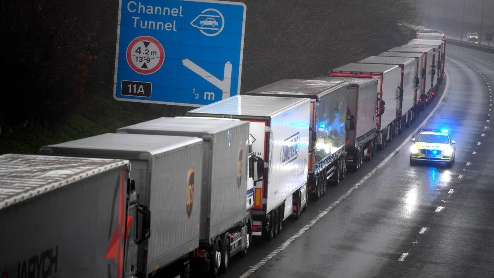 Milers de camions continuen per quart dia consecutiu bloquejats al port de Dover, al Regne Unit