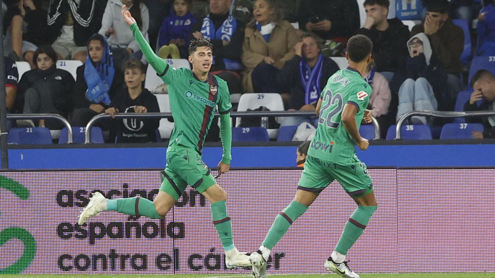 Dani Requena celebra un gol a Riazor