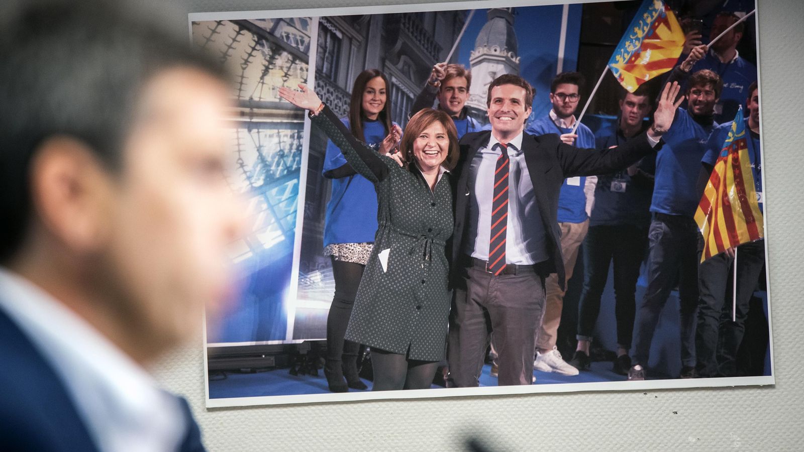 Carlos Mazón amb una fotografia de Bonig i Casado de fons