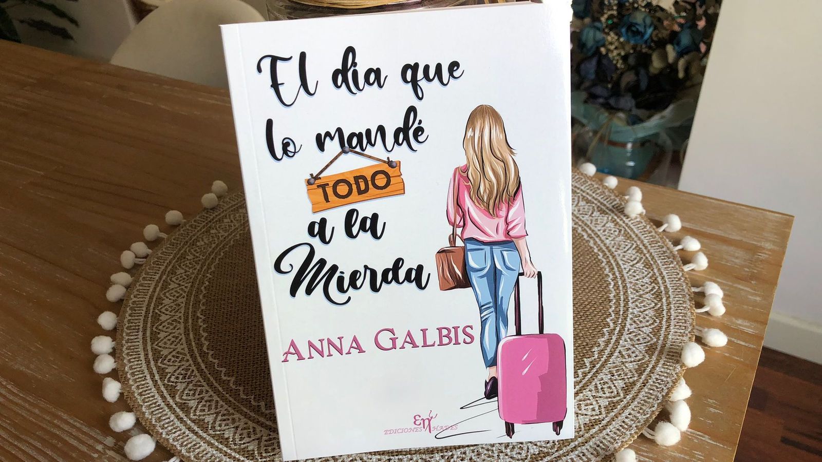 La novel·la de Galbis, editada per Hades, té a una dona com a protagonista, encara que no és exclusiva per a lectores femenines
