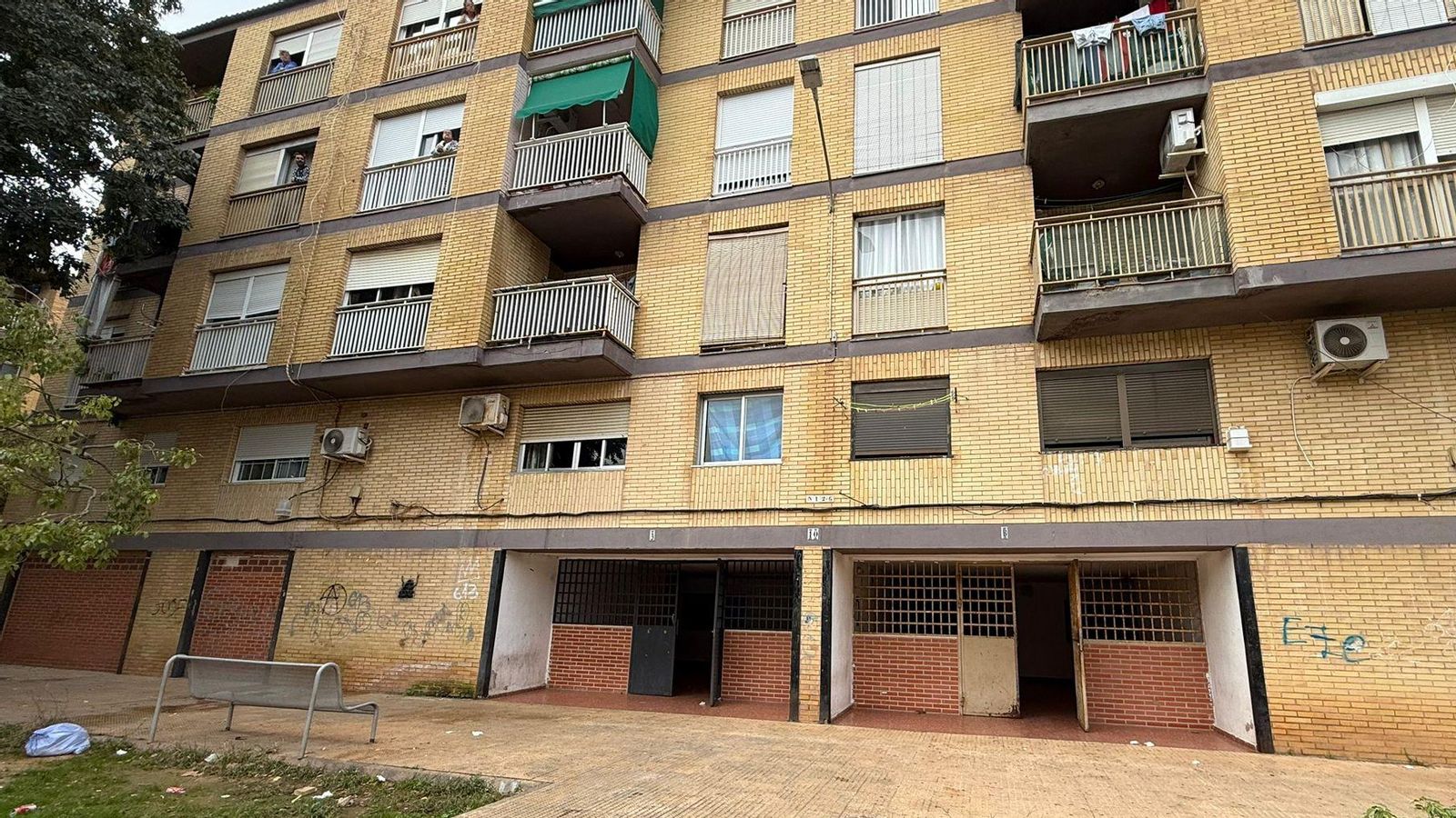 En imatge, el bloc d'habitatges en què residien els detinguts