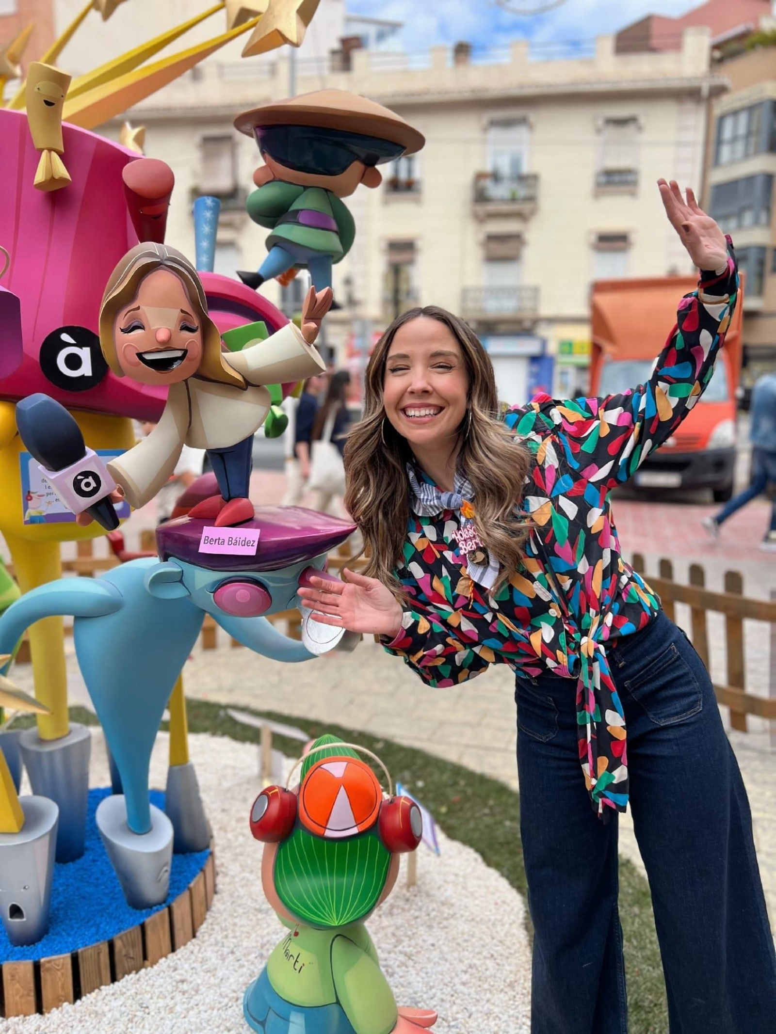 Berta Báidez amb el seu ninot de la falla infantil Mercat de Russafa