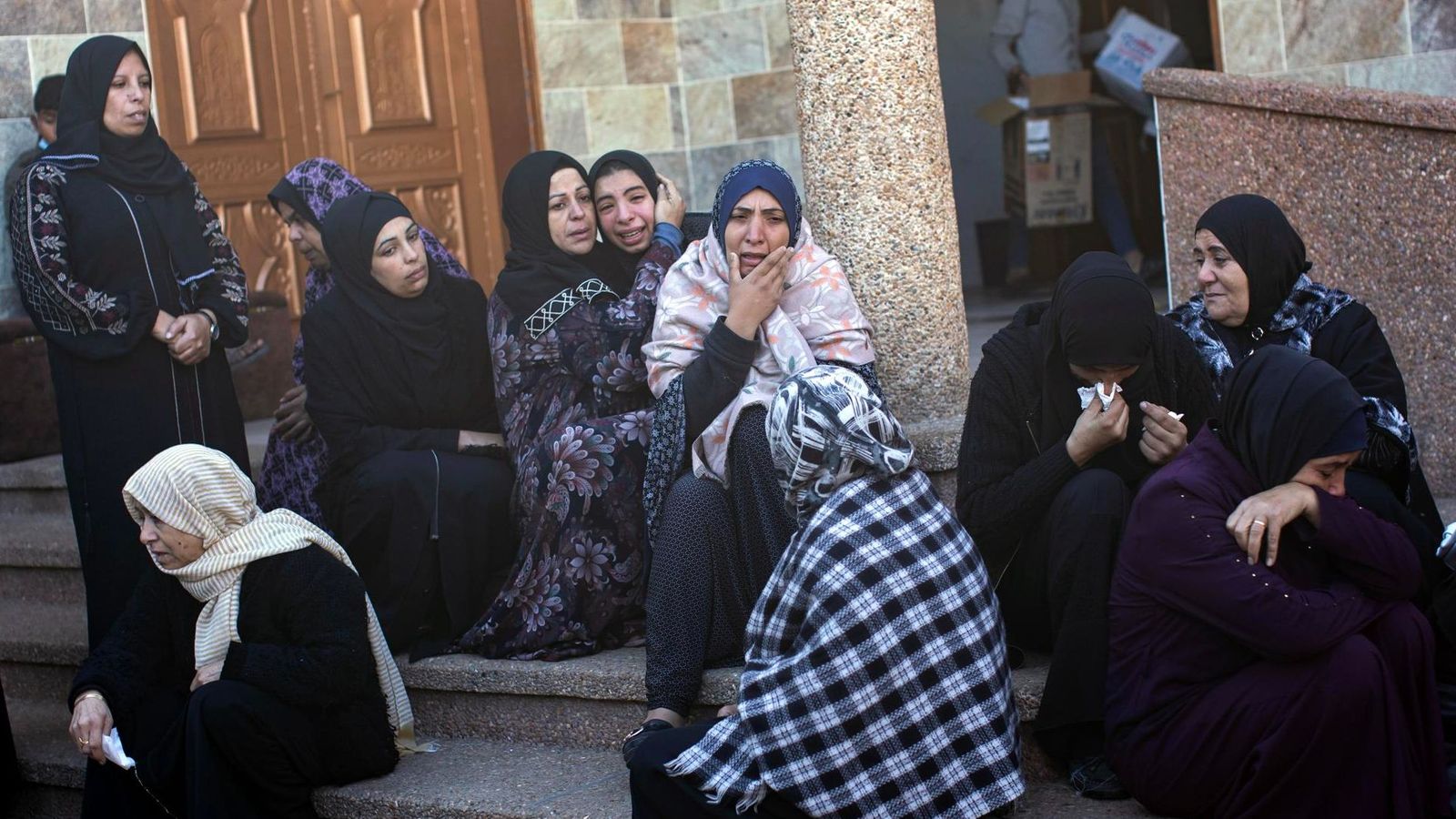 Familiars dels palestins morts per un atac aeri israelià contra sa casa en Khan Yunis ploren davant dels cossos de les víctimes