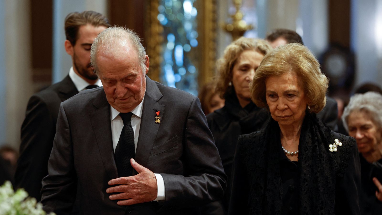El rei emèrit, Joan Carles, i donya Sofia, en el funeral de Constantí II