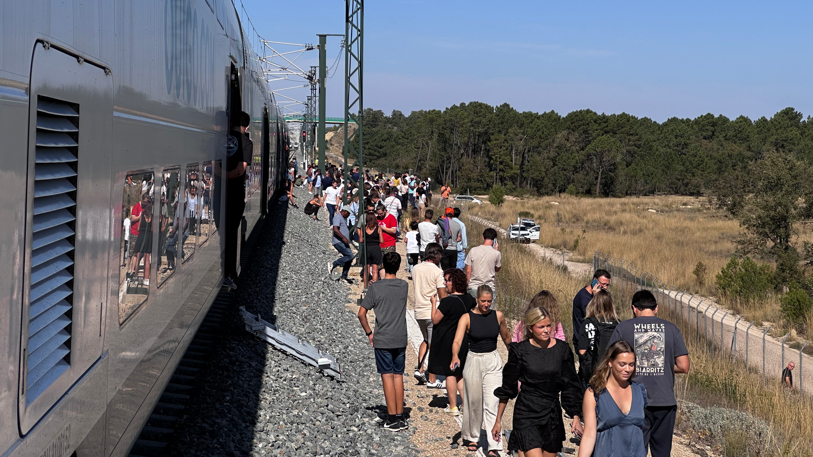 Els passatgers baixen d'un dels trens afectats per a dirigir se als autobusos que ha fletat Renfe per a dur los a l'estació de Conca