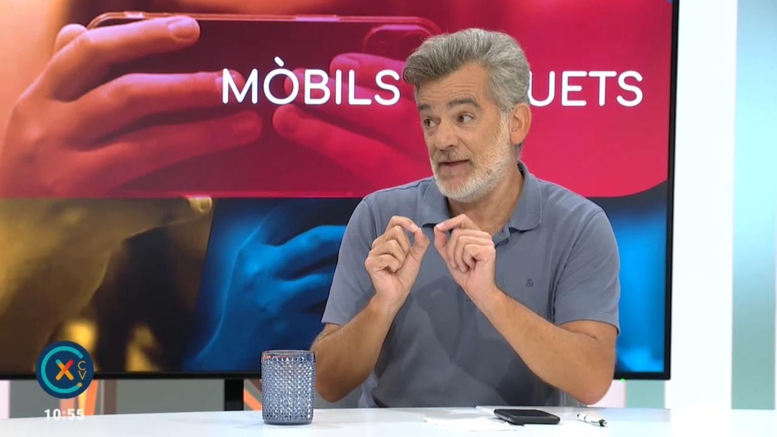 Nacho Cóller, psicòleg: "L'exemple de la família és clau per a evitar l'addicció als mòbils entre els joves"