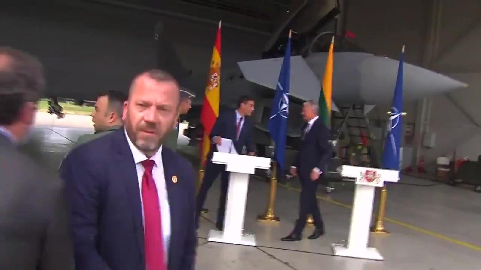 Moment en el qual Pedro Sánchez i el president de Lituània han d'interrompre l'acte per l'alerta