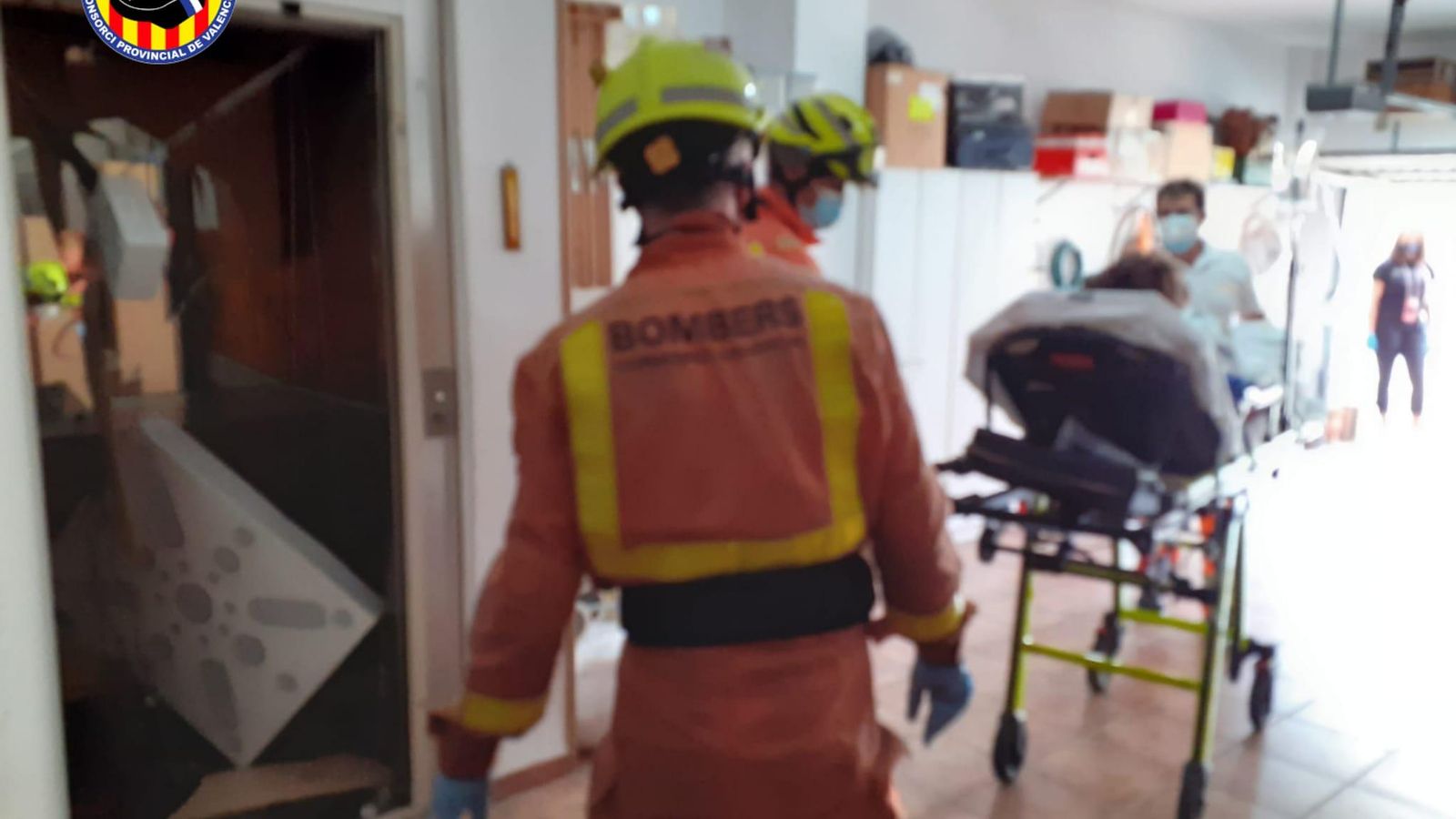 Moment del trasllat de la dona a l'ambulància