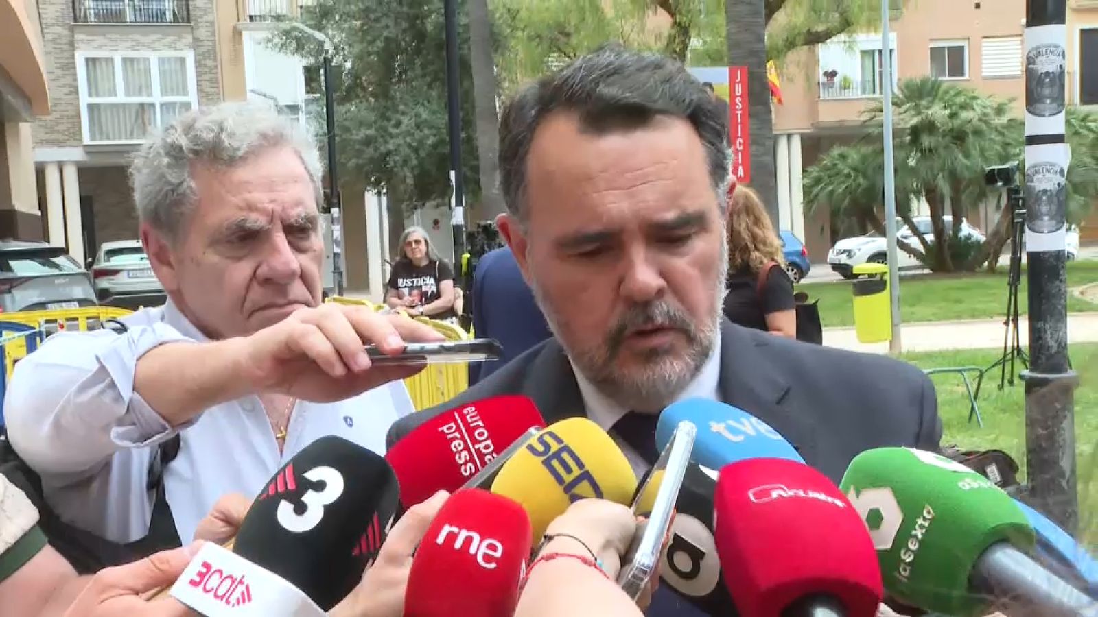 L'advocat de l'expresident Carlos Mazón, Ignacio Gally, atén els mitjans de comunicació a la porta del jutjat de Catarroja
