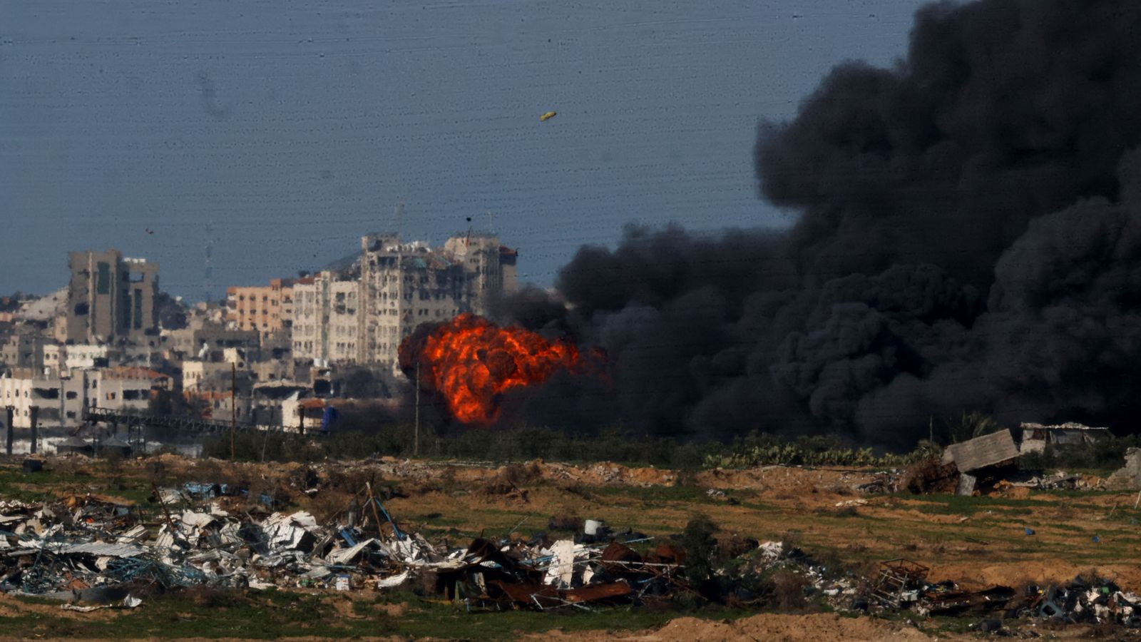 Una columna de fum en el nord de Gaza