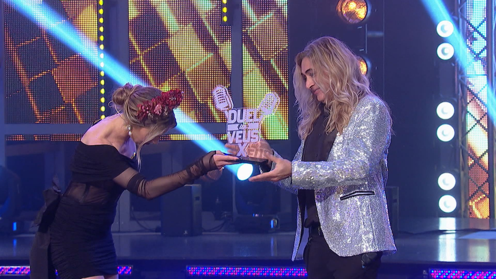 La presentadora Àlex Blanquer fa entrega del premi a José de la Vega